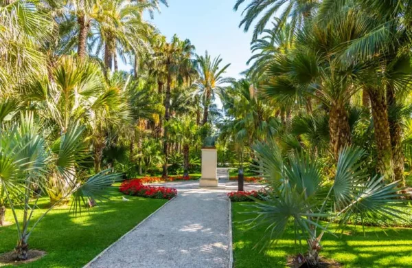"Espectáculo de Drag Queen Elche en el jardín del Palmeral".