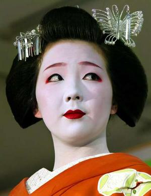 ​Maiko con maquillaje tradicional y estética de transformismo oriental
