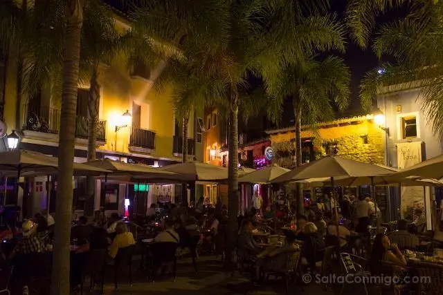 Espectáculo de Drag Queen en las terrazas del barrio marinero Baix la Mar en Dénia